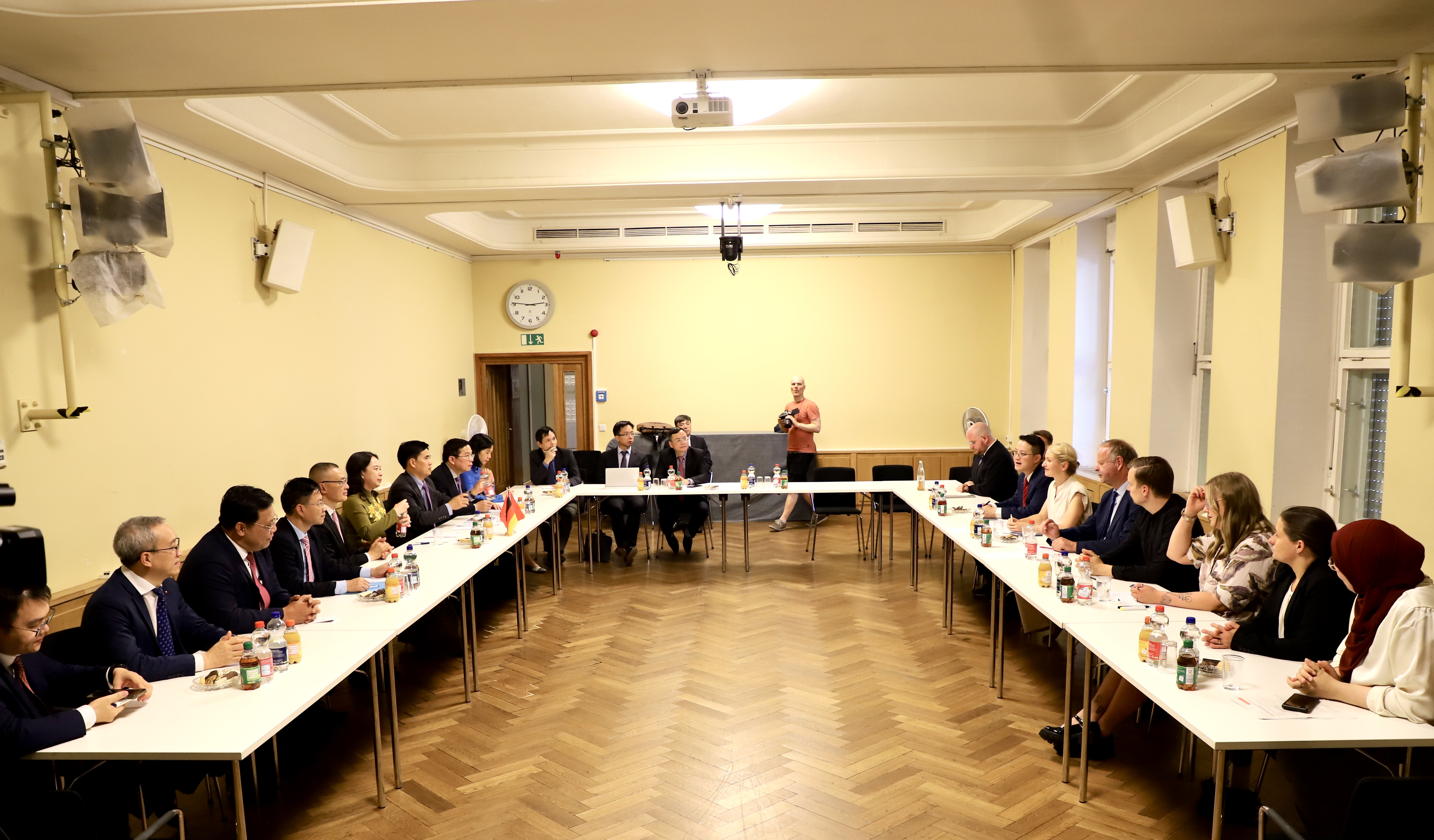 Phó Chủ tịch nước Võ Thị Ánh Xuân gặp Đồng Chủ tịch Đảng cánh tả Đức Ines Schwerdtner