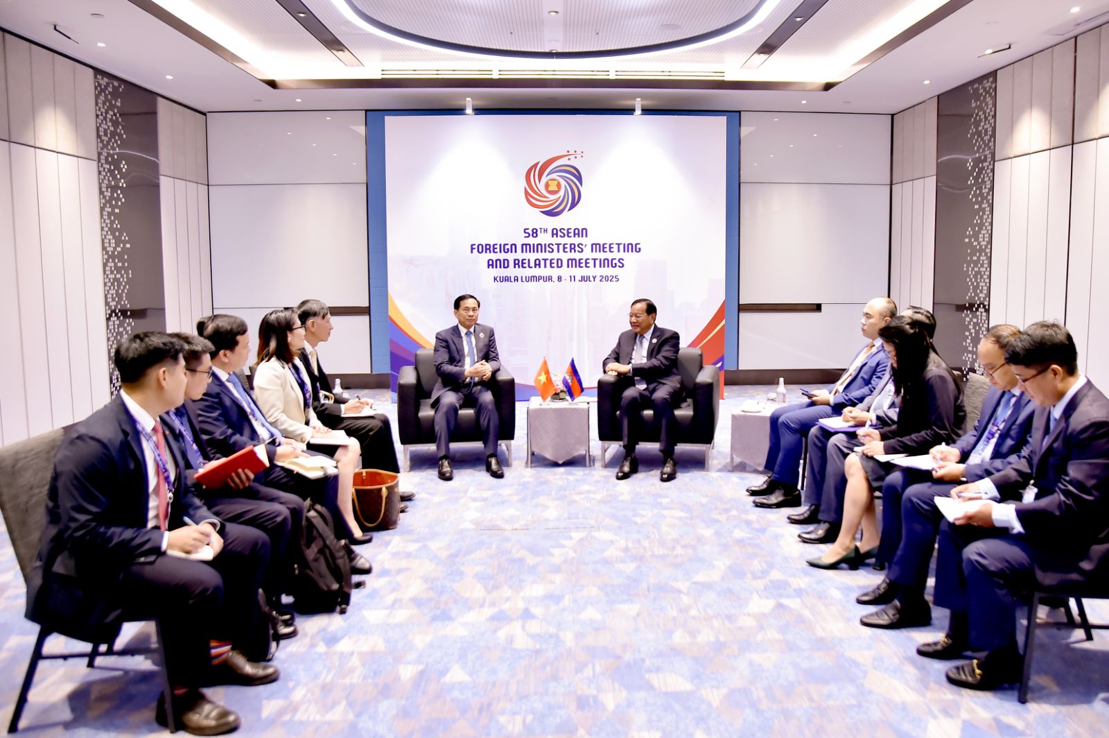 Phó Thủ tướng, Bộ trưởng Ngoại giao Bùi Thanh Sơn gặp Phó Thủ tướng, Bộ trưởng Ngoại giao và Hợp tác quốc tế Campuchia